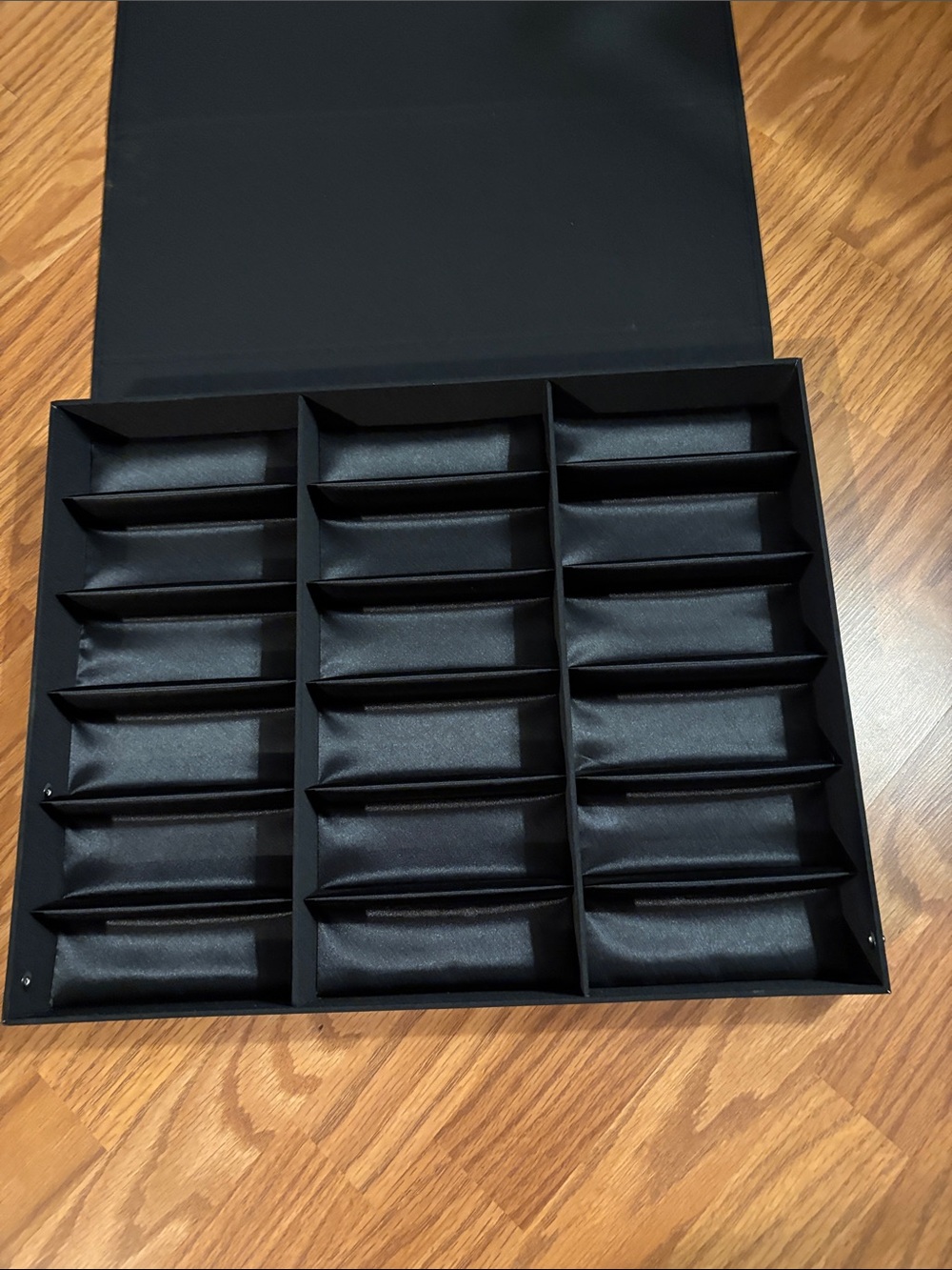 Display/Storage case - Picture 2 of 3